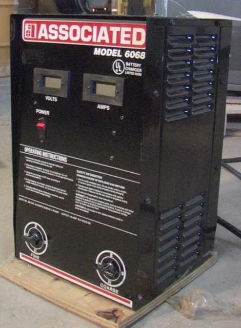 Associated 12 Volt battery charger Model# 6068 Like New! - Click Image to Close