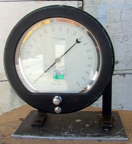 Heise H 42685 8" 500 PSI Analog Pressure Gauge on Stand Mirrored - Click Image to Close