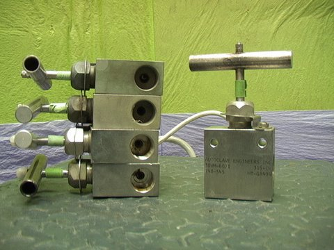 Set of 5 AutoClave Engineers High Pressure 316 Stainless Valves - Click Image to Close
