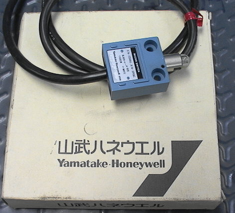 Yamatake-Honeywell 14CE2-1JK Micro Switch Roller Limit
